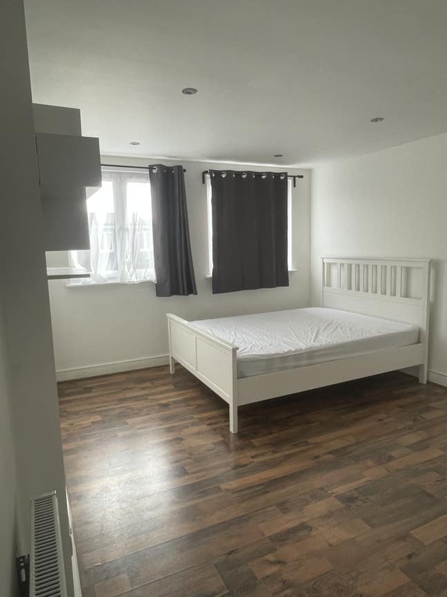 2 large double rooms ensuite, 5 mins from station Main Photo
