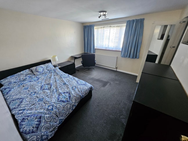 Large Double Room in Well Appointed House Main Photo