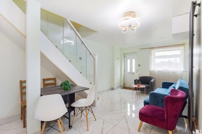 Newly Renovated Ensuite Room For Professionals E14 Main Photo