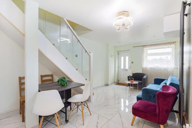 Newly Renovated Ensuite Room For Professionals E14 Main Photo