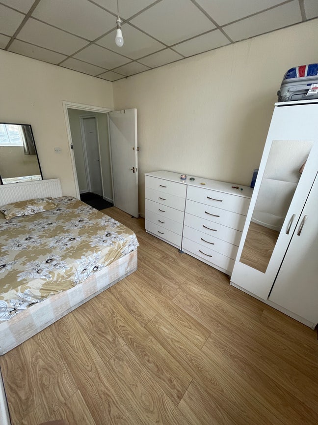Room available for boys, girls, or a couple Main Photo