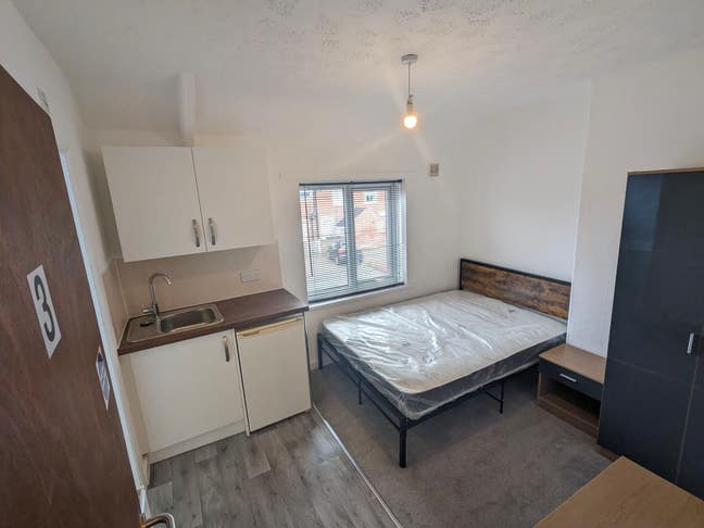 Studio room - All bills included! Main Photo