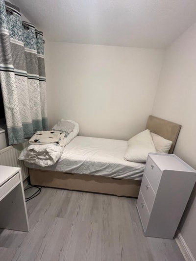 2 Single rooms available near Gatwick  Main Photo