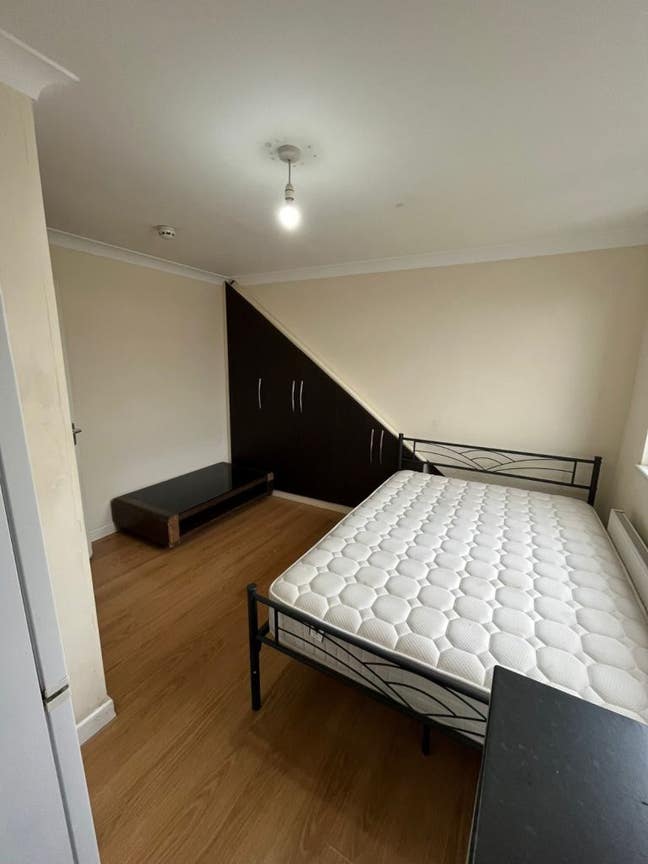 Studio Room and Ensuite Room Available – UB2 5ER Main Photo