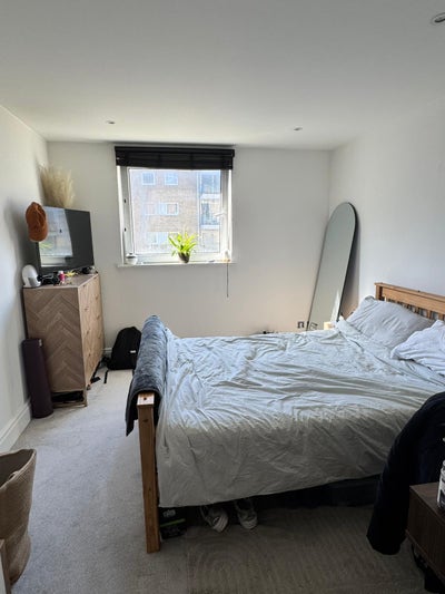 En-suite double bedroom in a 2-bed flat Main Photo