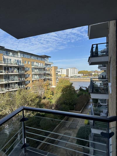 En-suite double bedroom in a 2-bed flat Main Photo