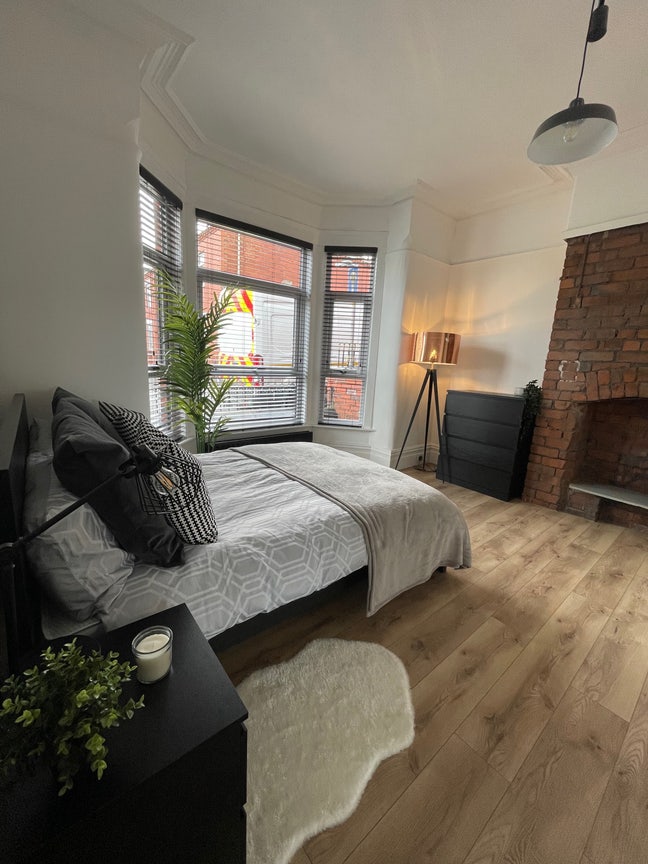 Modern Quirky En-suite Room Main Photo