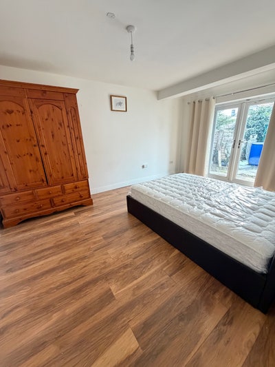 Large Double Room in Slough &pound;730pm incl. bills Main Photo