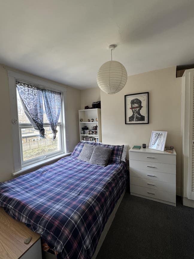 Bright Double Room in Peaceful Home – 5 mins from  Main Photo