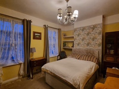 Large Bright Double Room, in Period House Main Photo
