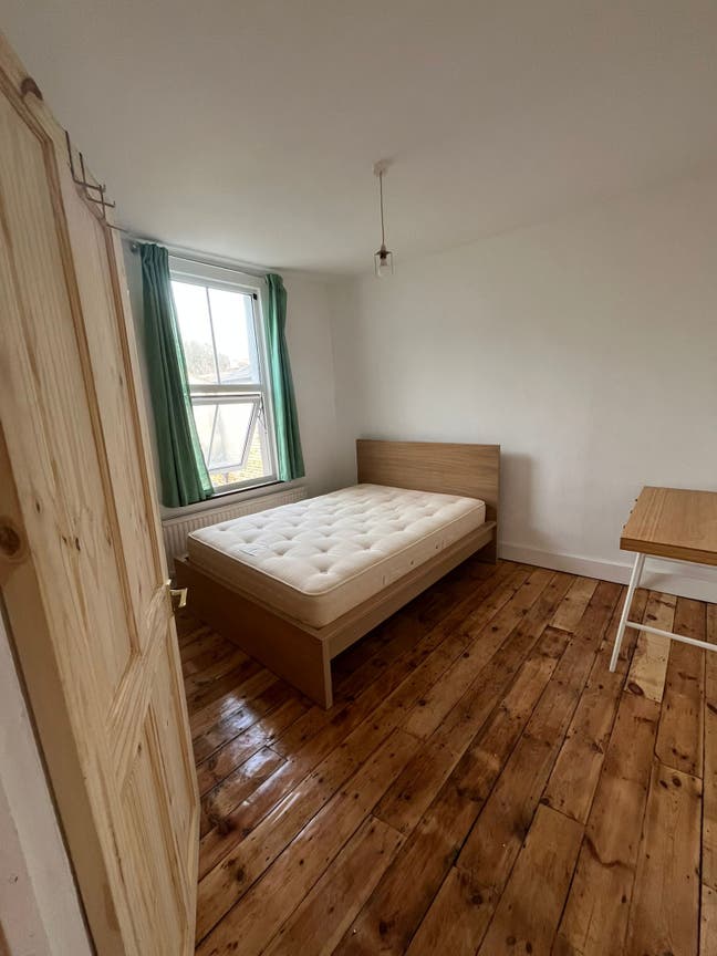 2 rooms available in 3 bedroom house Main Photo