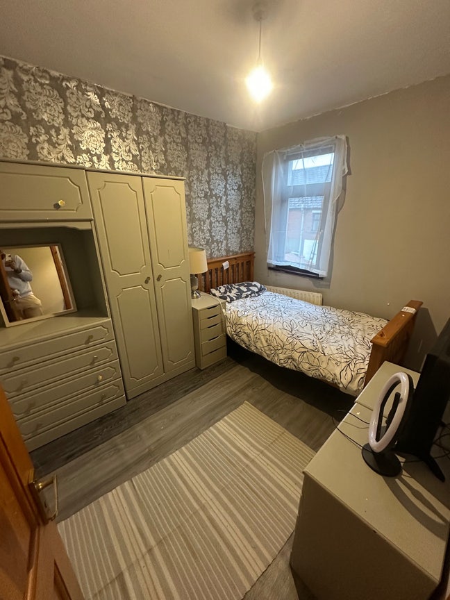 Single furnished room  Main Photo