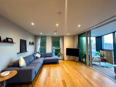 Double room with private washroom Main Photo