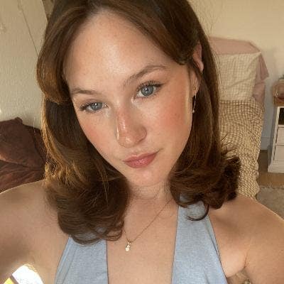 21 y/o female looking for flatmate  Main Photo