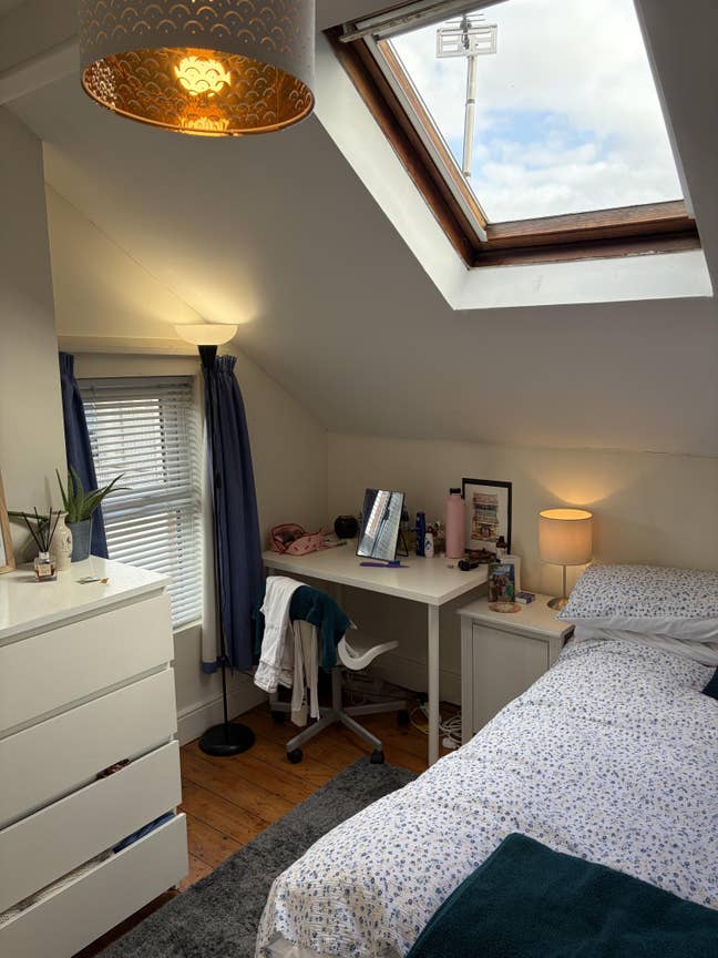 Double room in young professional house Main Photo