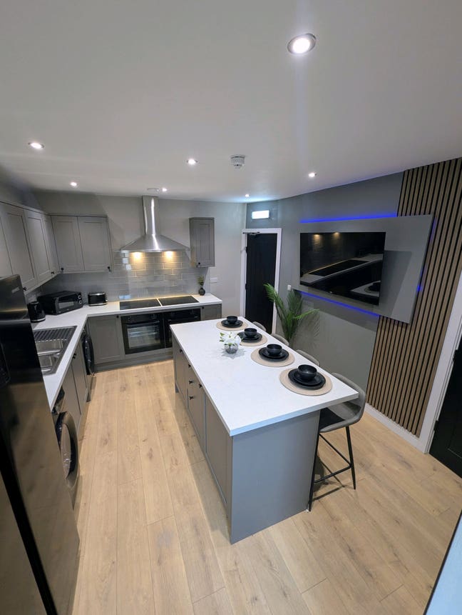 Brand New, Luxury Ensuite, Kitchenette. Crewe Town Main Photo