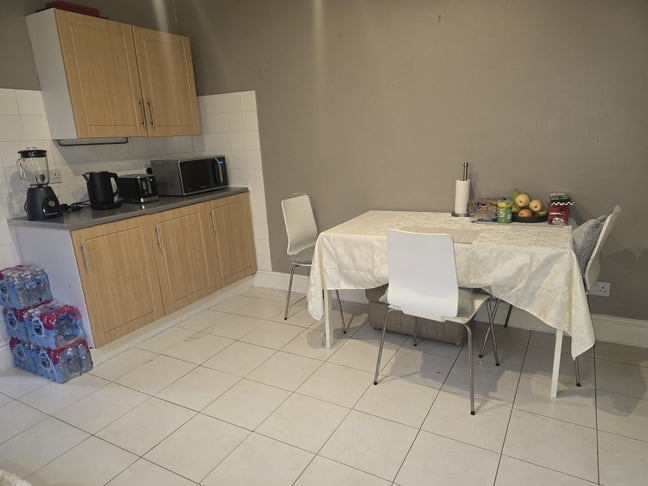 Pleasant room in clean and quiet house. Main Photo