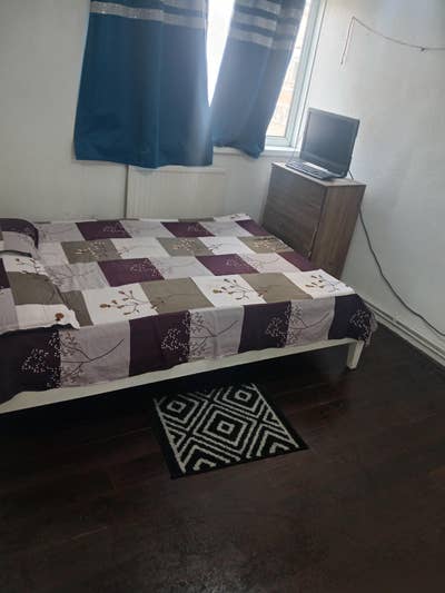 Master Bedroom   Mile End Station    Main Photo