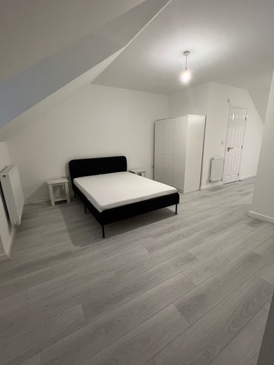 Modern en suite double bedroom on private floor  Main Photo