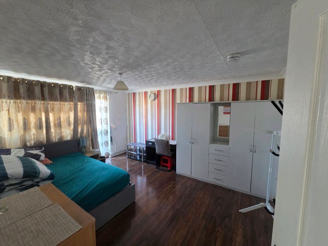 Double room near Romford station for rent Main Photo