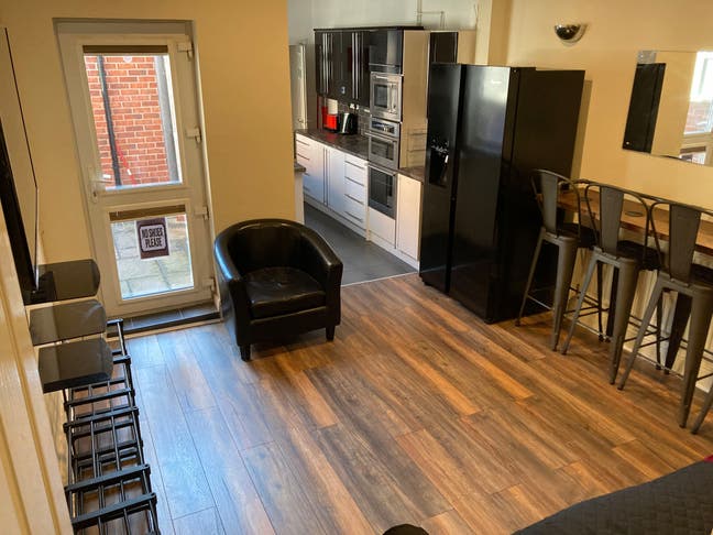 Student Only - Double Rooms - 4 Bathrooms Main Photo