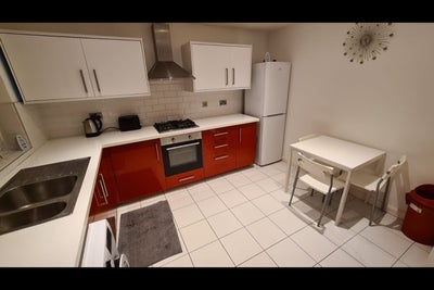 Spacious 2-Bed Flat with Living Room | Maryland Main Photo