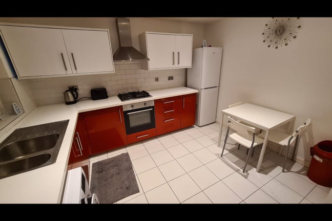 Spacious 2-Bed Flat with Living Room | Maryland Main Photo