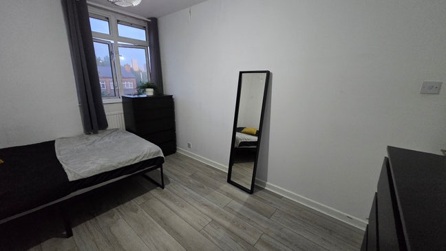 Bargain, New Xl Modern Rooms, 2 Mins Station !!!  Main Photo