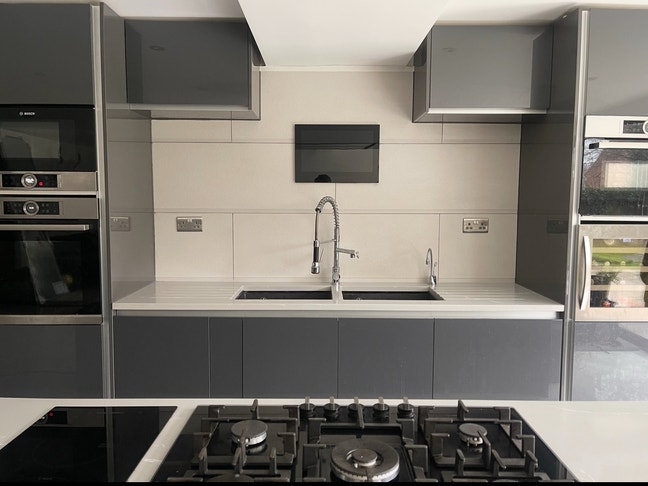 Rooms avaiulable in amazing home Main Photo