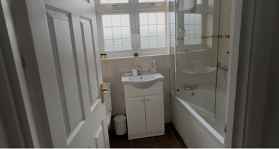 Large en-suite and a single room available  Main Photo