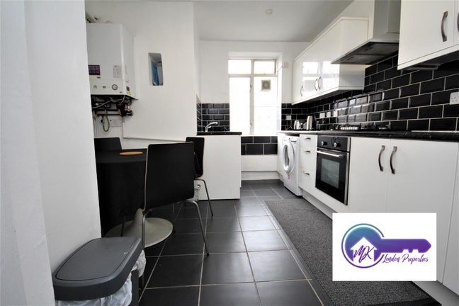 3 Bed Flat Available Now in East London E1  Main Photo