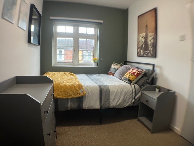 Double room in friendly professional house share. Main Photo