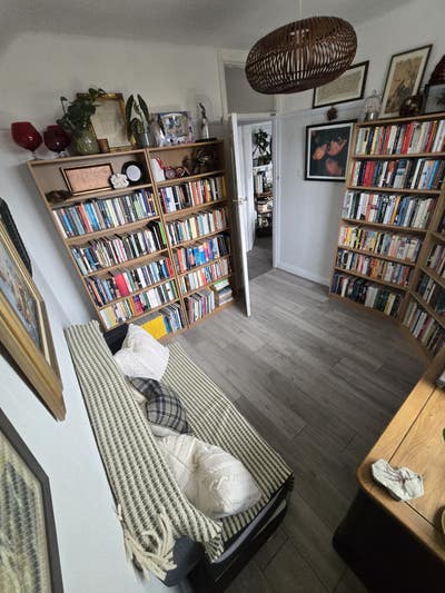 Sunny double room in book-filled home Main Photo