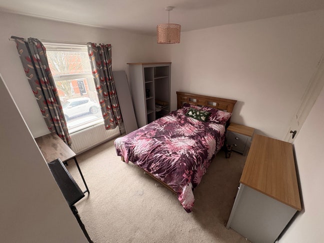1 bedroom in a 2 bed house Main Photo