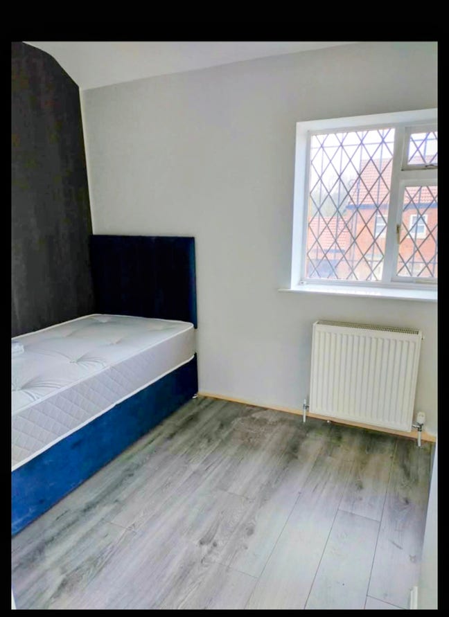 Double Room in recently renovated house Main Photo