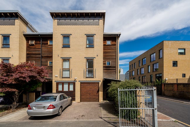 == 4 Double Bed 2 Bath Townhouse Nr DLR === Main Photo