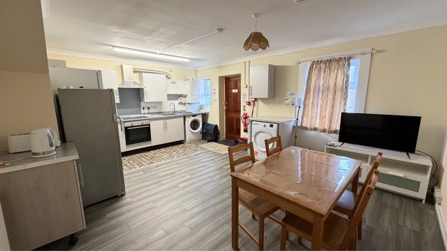  Rooms  with  Private  Bathrooms  Available  BH14  Main Photo