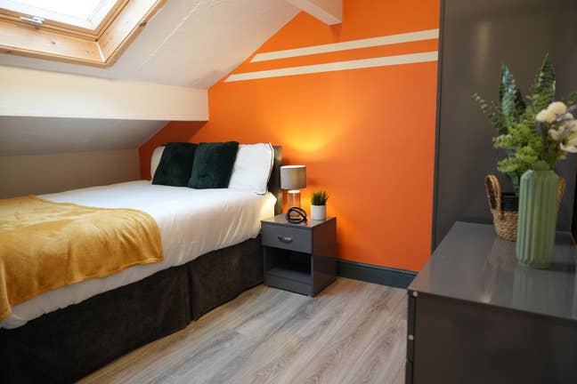 Beautiful En-suite rooms - Bills Included! Main Photo