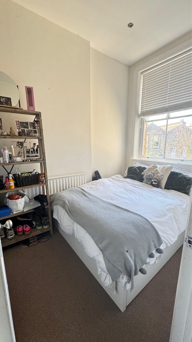 Bright Room in shared flat Main Photo