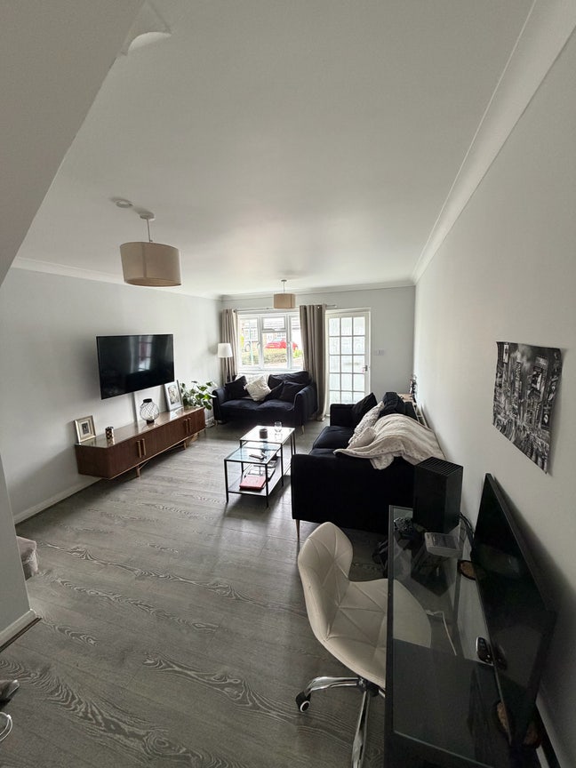 Room to rent in house  Main Photo