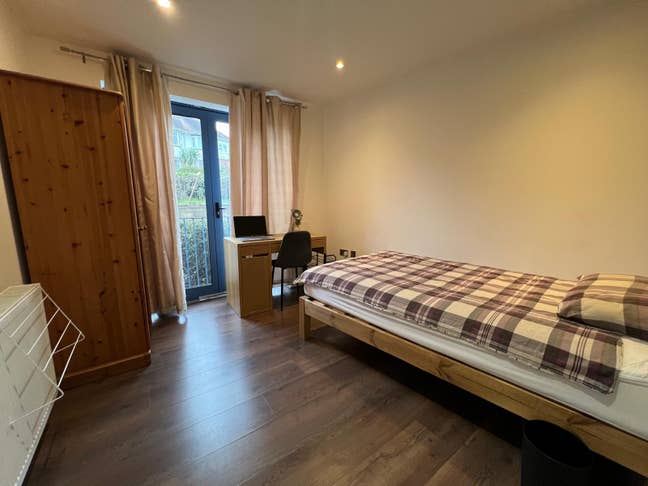 Spacious Small Double Room | Share Bathroom with 1 Main Photo