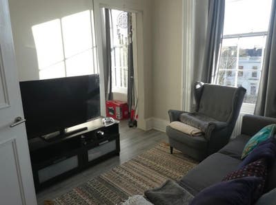 Room available in beautiful girls flat West End Main Photo