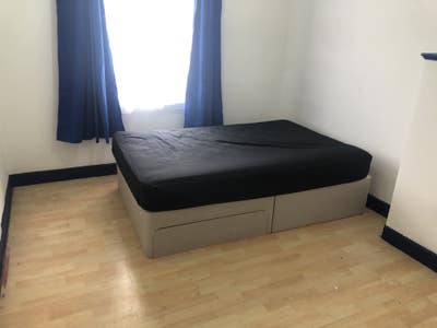 Renovated Double Bedroom Next To Train Station Main Photo
