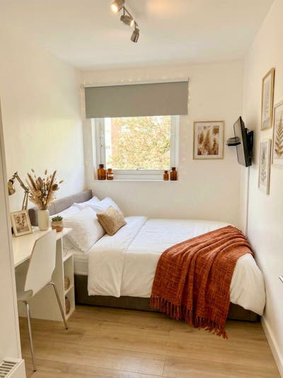 All-Inclusive Double Room in Vibrant Battersea Main Photo