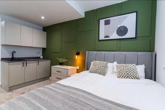 Large Modern En-suite Kitchenettes in stylish HMO  Main Photo