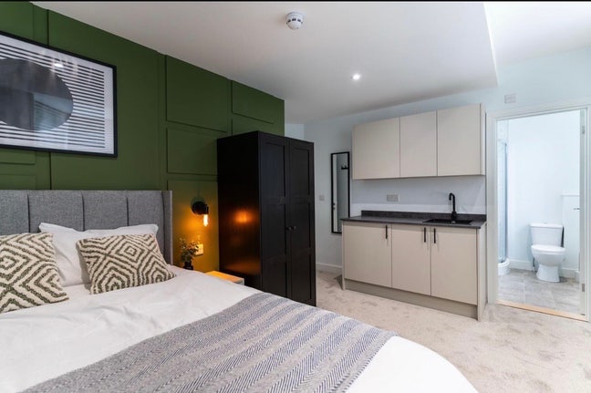 Modern En-suite Kitchenettes in professional HMO  Main Photo