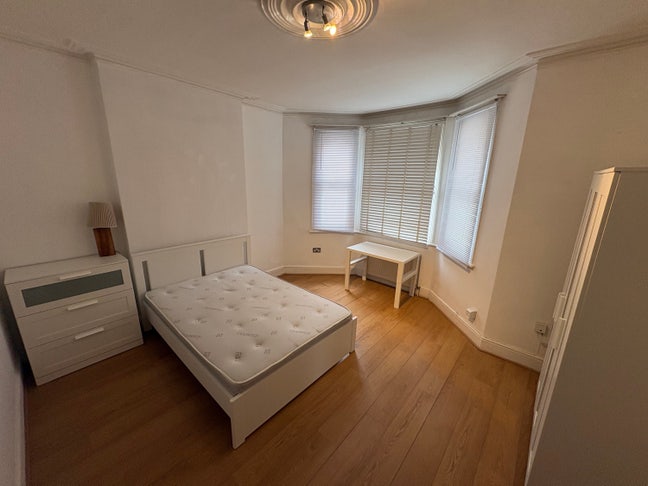 Lovely Parsons Green  2 bed SW6 Garden flat.  Main Photo