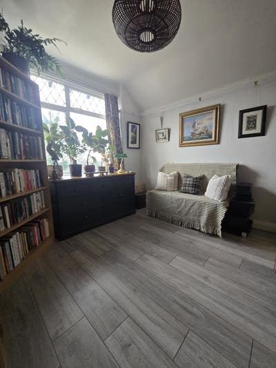 Sunny double room in book-filled home Main Photo