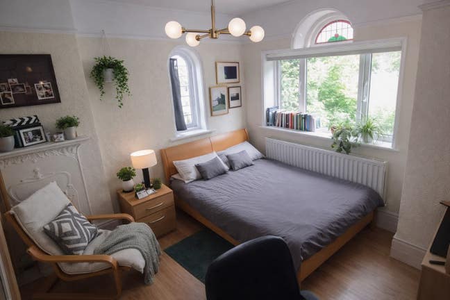 Beautiful  Room to Let -- Wanstead  Main Photo