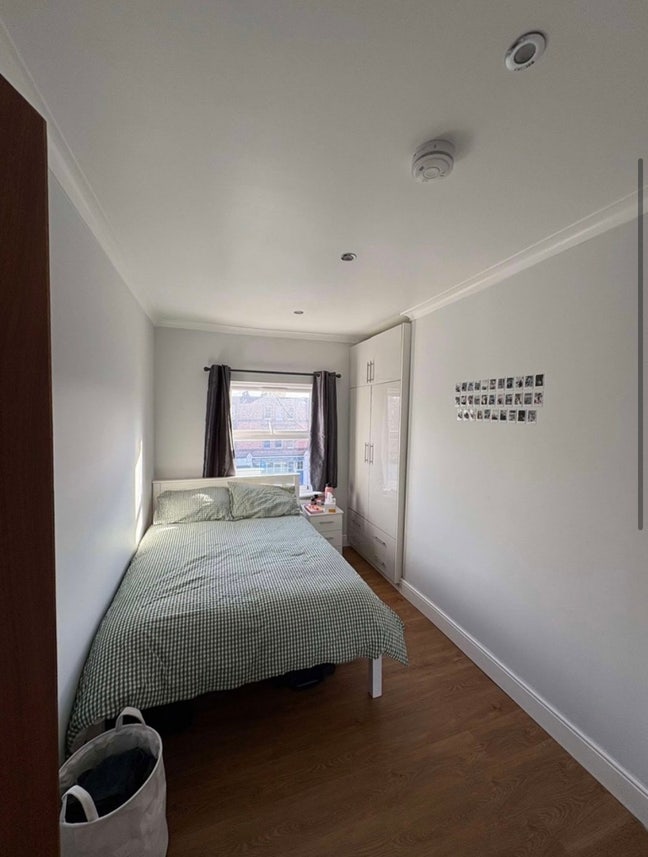 Room in all-girl flat in Shepherd’s Bush 🩷 Main Photo